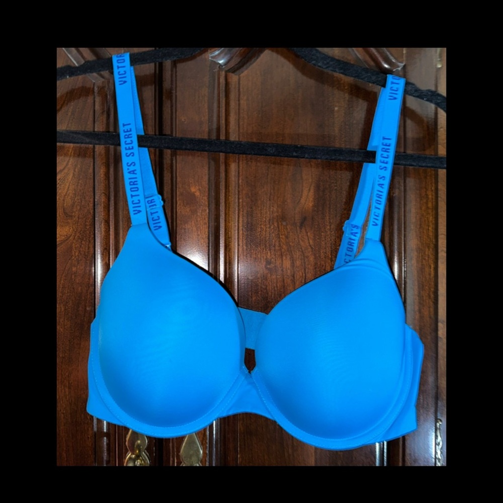 VICTORIA’S SECRET
38C
Push Up Bra
Bright Blue
Smoke-free
Pet-free